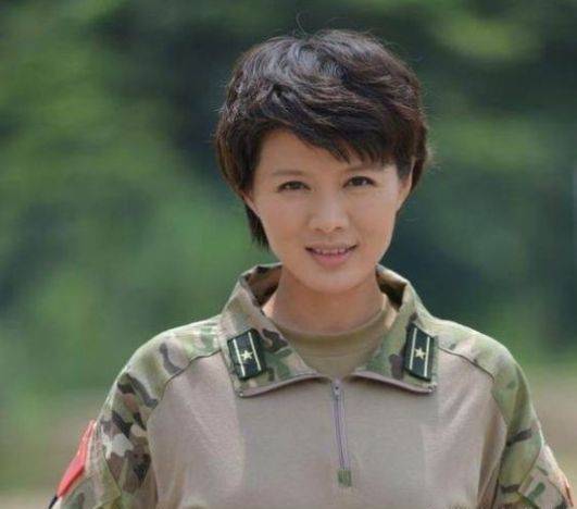 年进|原创21年陪伴丈夫将他捧红，却不敌嫩模3个月，如今只有儿子相依为命