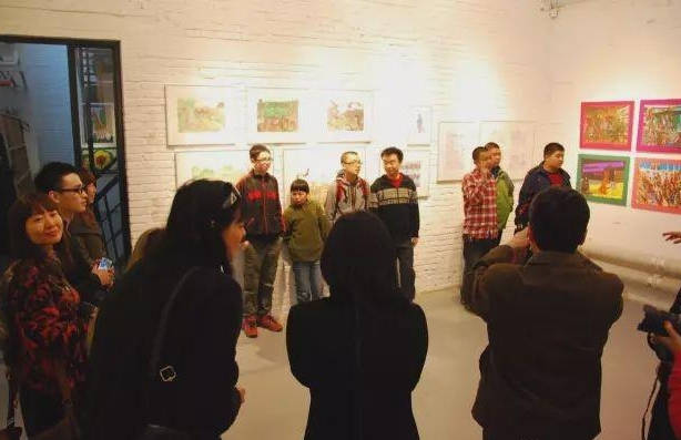 故事传记|3岁画画的自闭症天才，无需起稿画出400种动物，画出了另一个世界