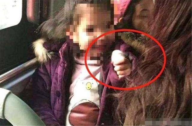 5岁女孩和妈妈坐公交，冷血举动引乘客不满：小小年纪却没了善良