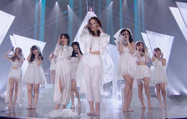 婚纱|原创吴宣仪为杨超越庆生，晒婚纱合影并自制表情包，CP太好嗑