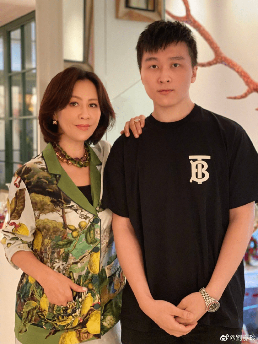 54歲劉嘉玲把侄子當親兒子養！開心慶侄子畢業，與梁朝偉至今無子 娛樂 第1張