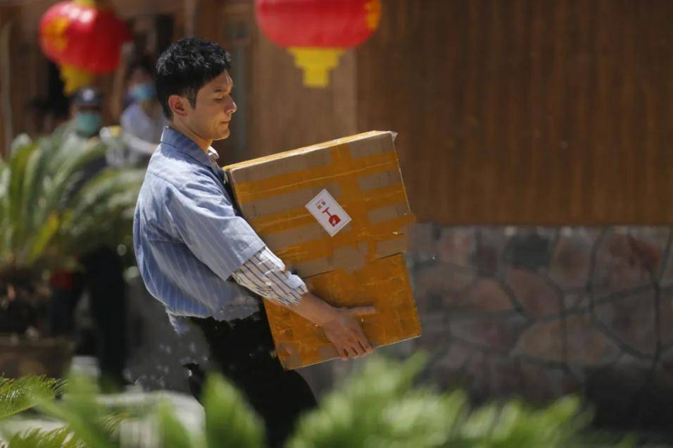 黄晓明搬行李赵丽颖“穷”算账《中餐厅4》 今晚