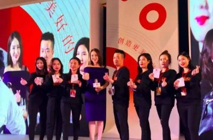 赴宴带小11岁鲜肉男,共回家疑同居,从原谅教主到