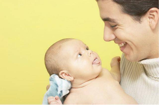 吐舌头|孩子专注时喜欢吐舌头，这不止可爱，小习惯中还暗示了智力的高低