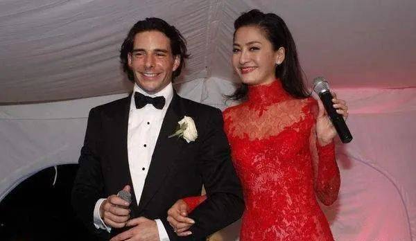 名媛|刘嘉玲现身富太名媛聚会,一瓶酒高达88万?54岁潇洒自如奢华优雅