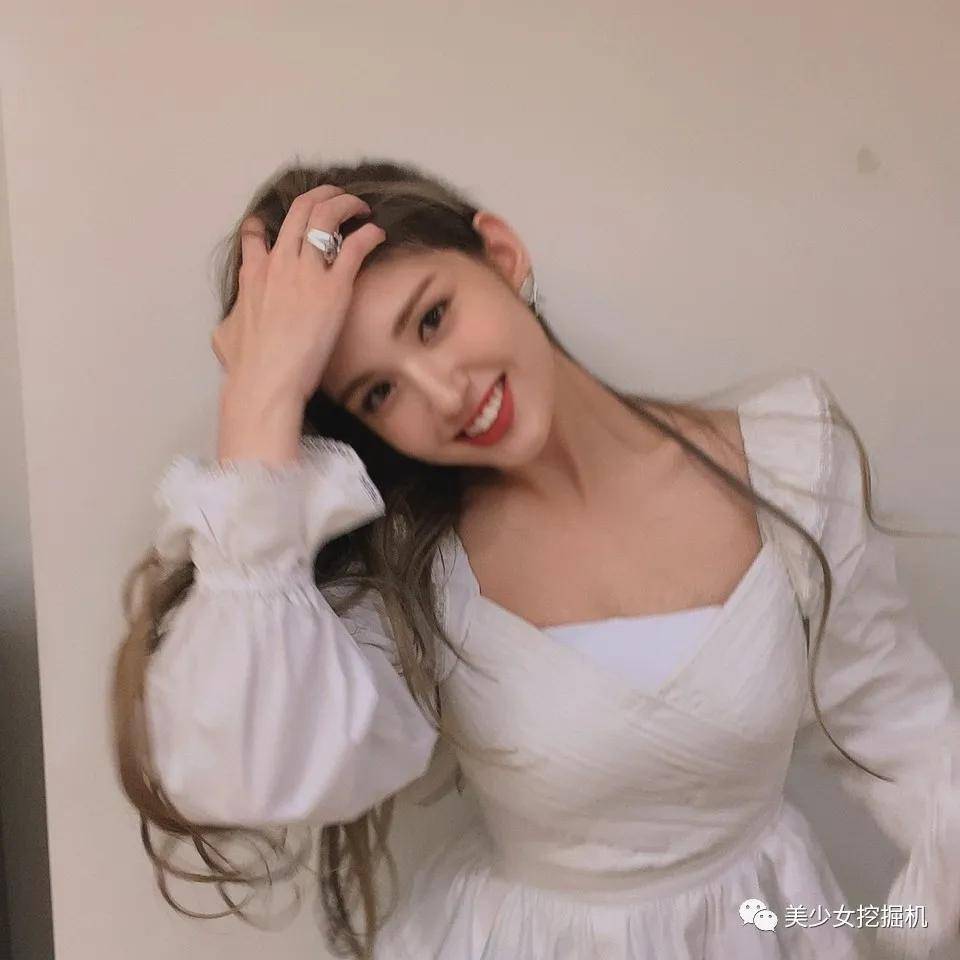 somi|上镜胖30斤被嘲，遭伴舞艳压的国民初C，靠千万直拍热辣身材翻身？