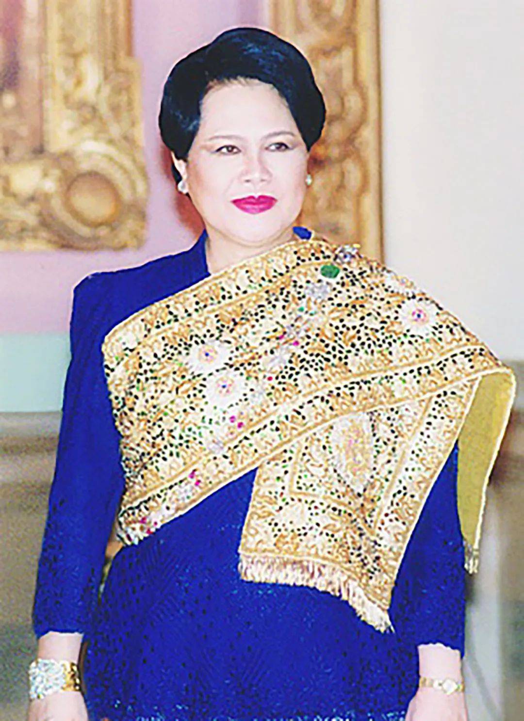 蓝色|68岁泰王霸气再现，为取悦老母亲诗丽吉，命民众8月全穿蓝色衣服