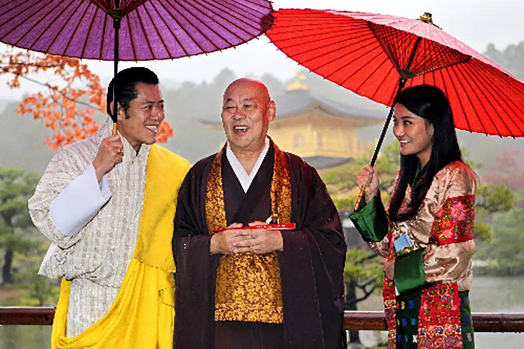 旺楚克|30岁不丹王后伞下撒娇，和国王抢着为客人撑伞，两伞碰撞情谊绵绵