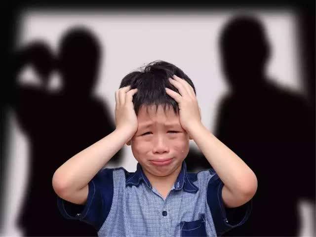 年轻母亲把女儿扔在车站，不吃不喝只攒下一张票，网友：没钱别生
