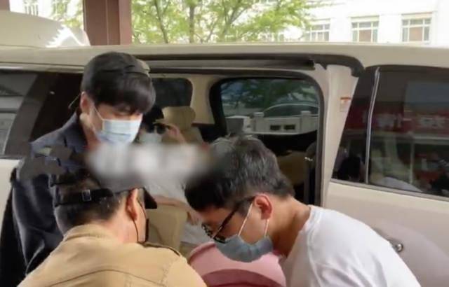 健身|太拼了！为产后复出，唐艺昕在椅子上倒立健身，身材恢复卓有成效