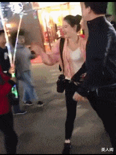 搞笑gif开心一刻:妹子在这池边休息