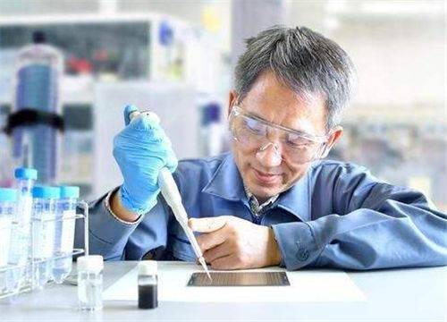 原创他大学挂科留级，42岁还是底层员工，43岁被告知：你得诺贝尔奖了