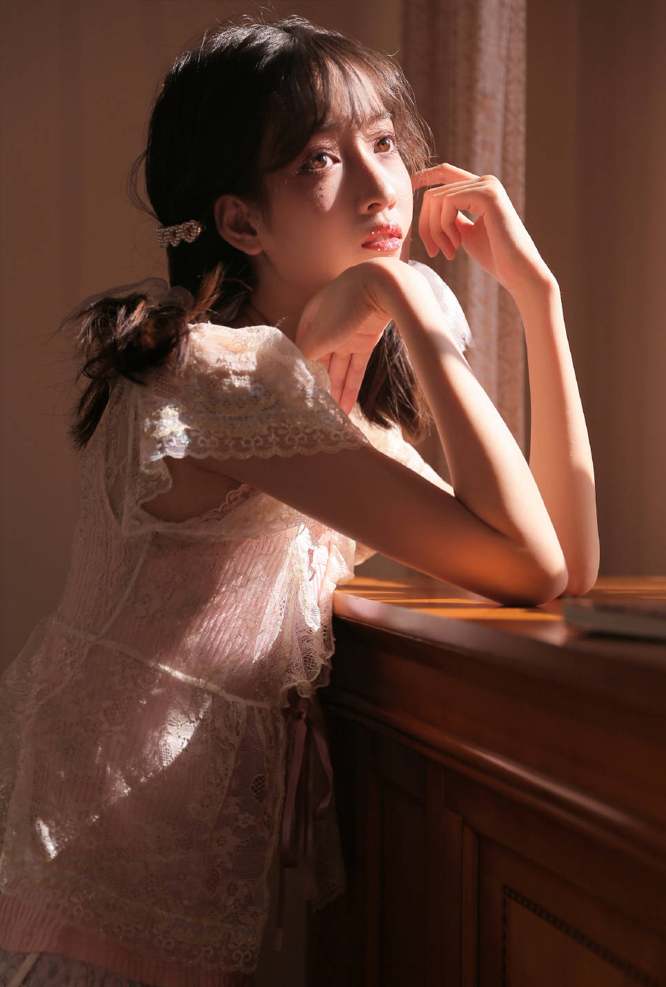美女写真:女孩身材纤瘦,长腿诱人.