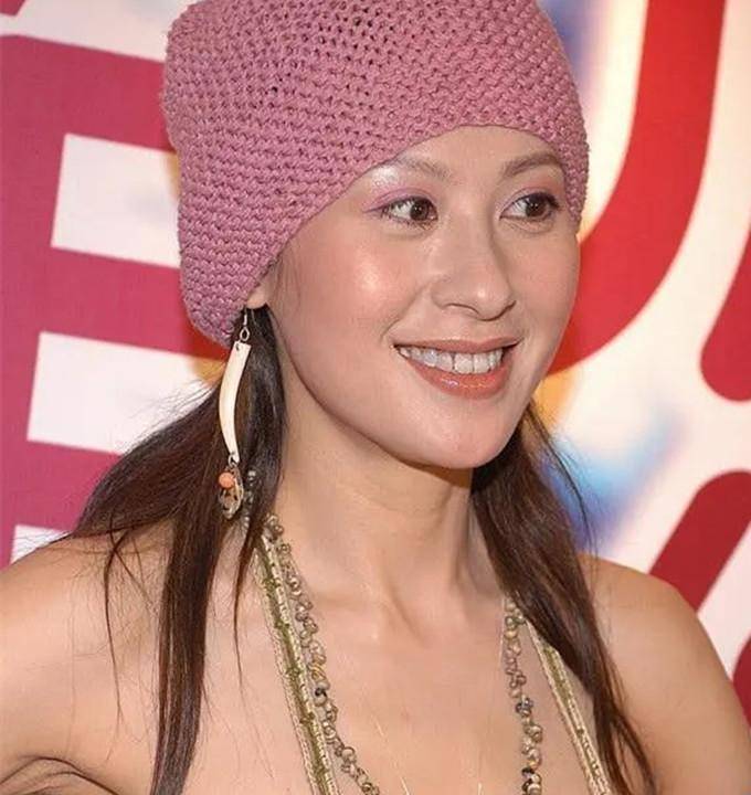 离婚以后，江欣燕更是低迷了很久，花了很长一段时间才走出阴霾。如今，