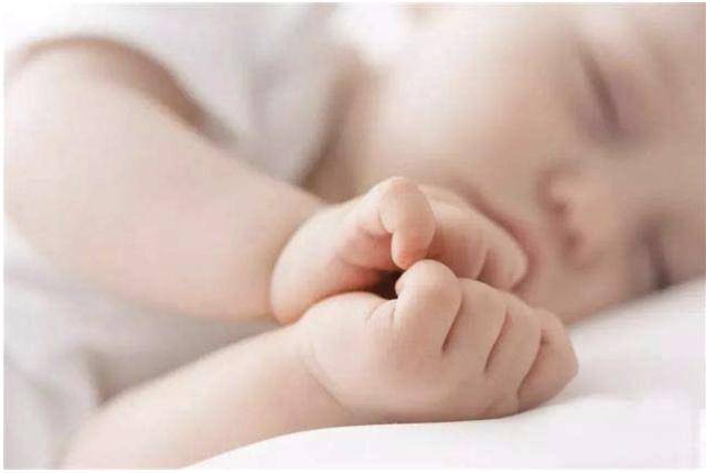 爸妈|有多少爸妈是开着灯让刚出生的婴儿睡觉的？你是不是也在其中？