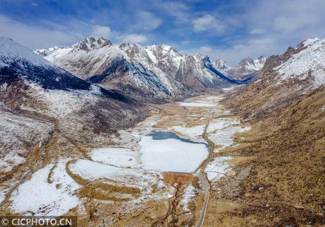 航拍四川莲宝叶则雪景