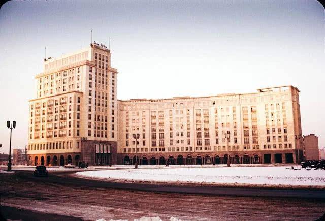 20世纪50年代冬天的东柏林,处处都是苏联建筑