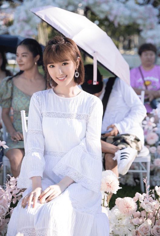 女生|毛晓彤雪地里拍摄，看状态还以为是十几岁的小女生，帽子起了很大的作用