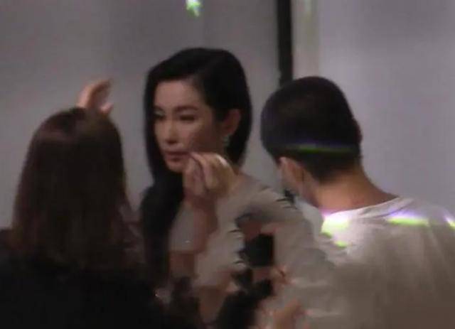 吐槽|李冰冰未修图才被吐槽老,素颜走机场就这么白嫩?也不怕打脸!