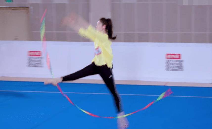 张艺凡节目大秀体操表演,镜头特写她的跨跳动作,功底好坏很明显