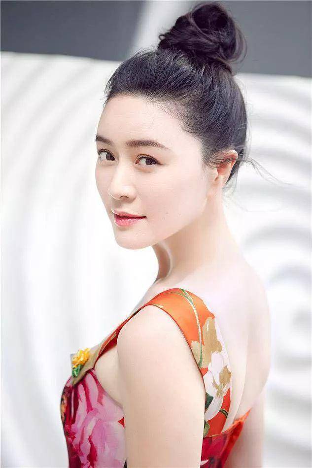 她当红时怀孕，为百亿富豪老公守寡5年，今45岁和女儿同框像姐妹
