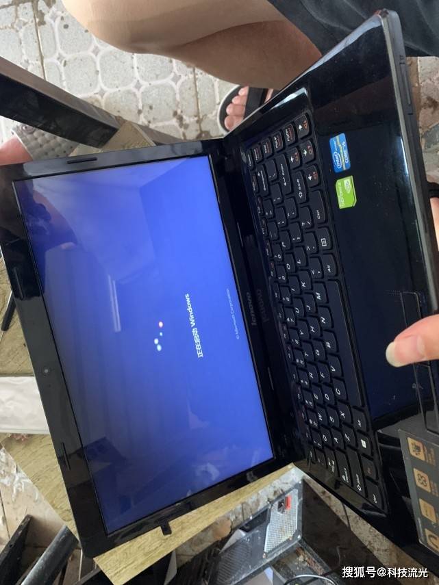 开机电脑出现一些英文_电脑开机过程中出现_电脑连续不正常断电几次,开机出现黑底英文字幕