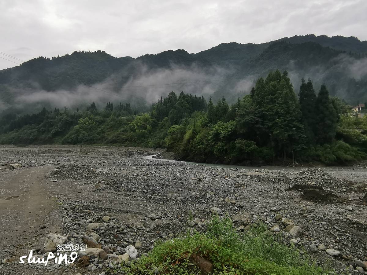 长江支流鸭子河又名湔江,起于四川省彭州市龙门山脉银厂沟附近大小