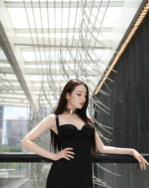 迪丽热巴高开叉长裙出镜,大长腿秀出性感身材,妩媚身姿太撩人