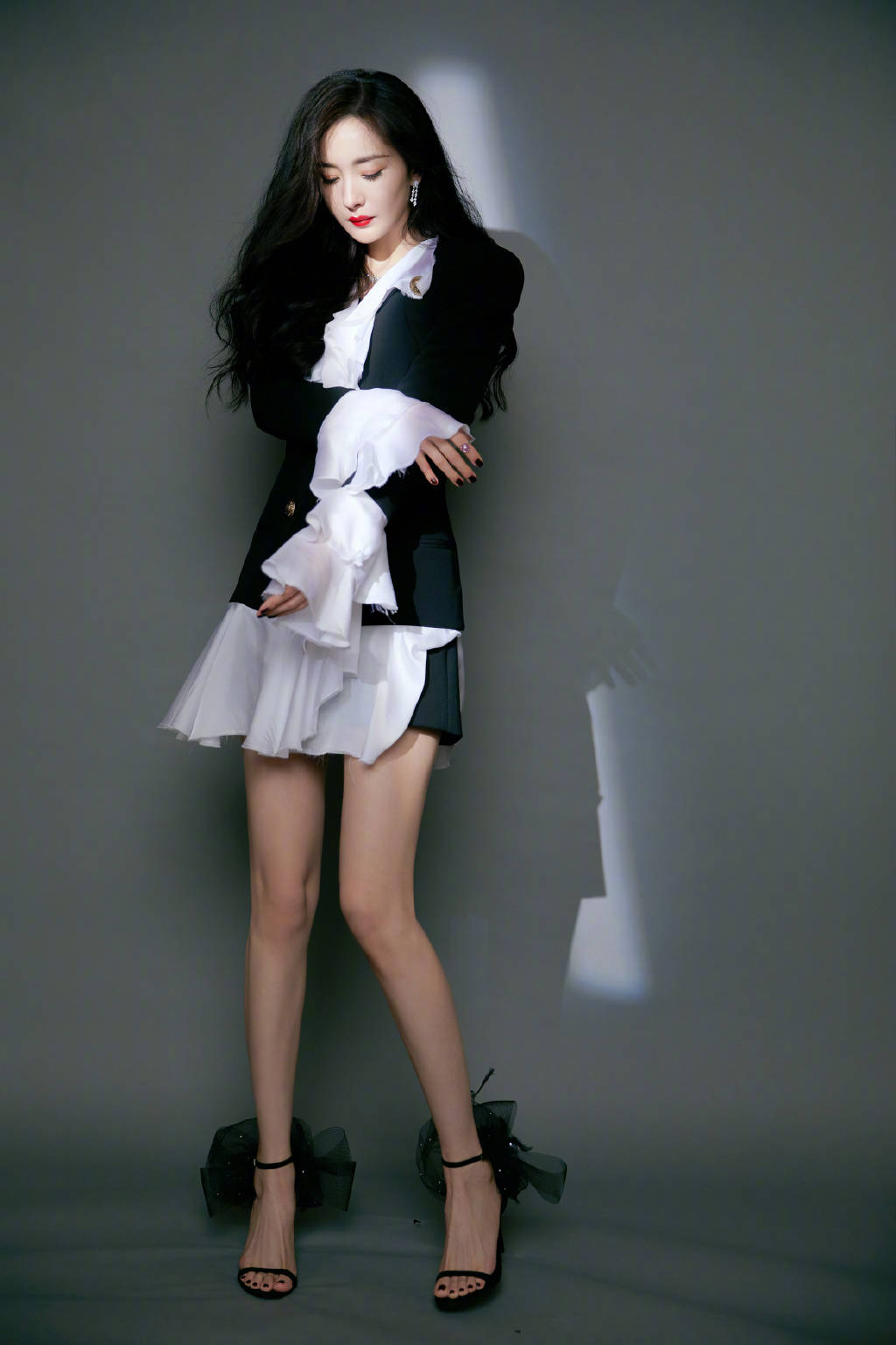 乔欣|女星红毯：唐嫣杨幂秀腿热巴高开叉裙撩人，鞠婧祎露腰有心机