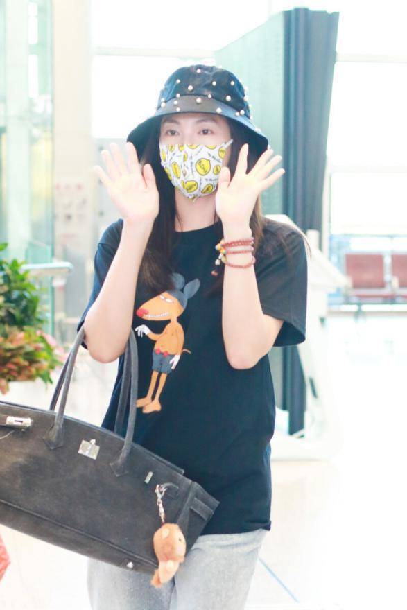 黑色|黑色怎么才能穿出彩?教你两招告别沉闷,穿出夏天应有的缤纷多彩