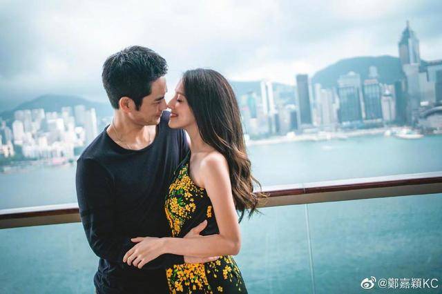 51岁郑嘉颖二胎得子，一家四口合照曝光，小22岁