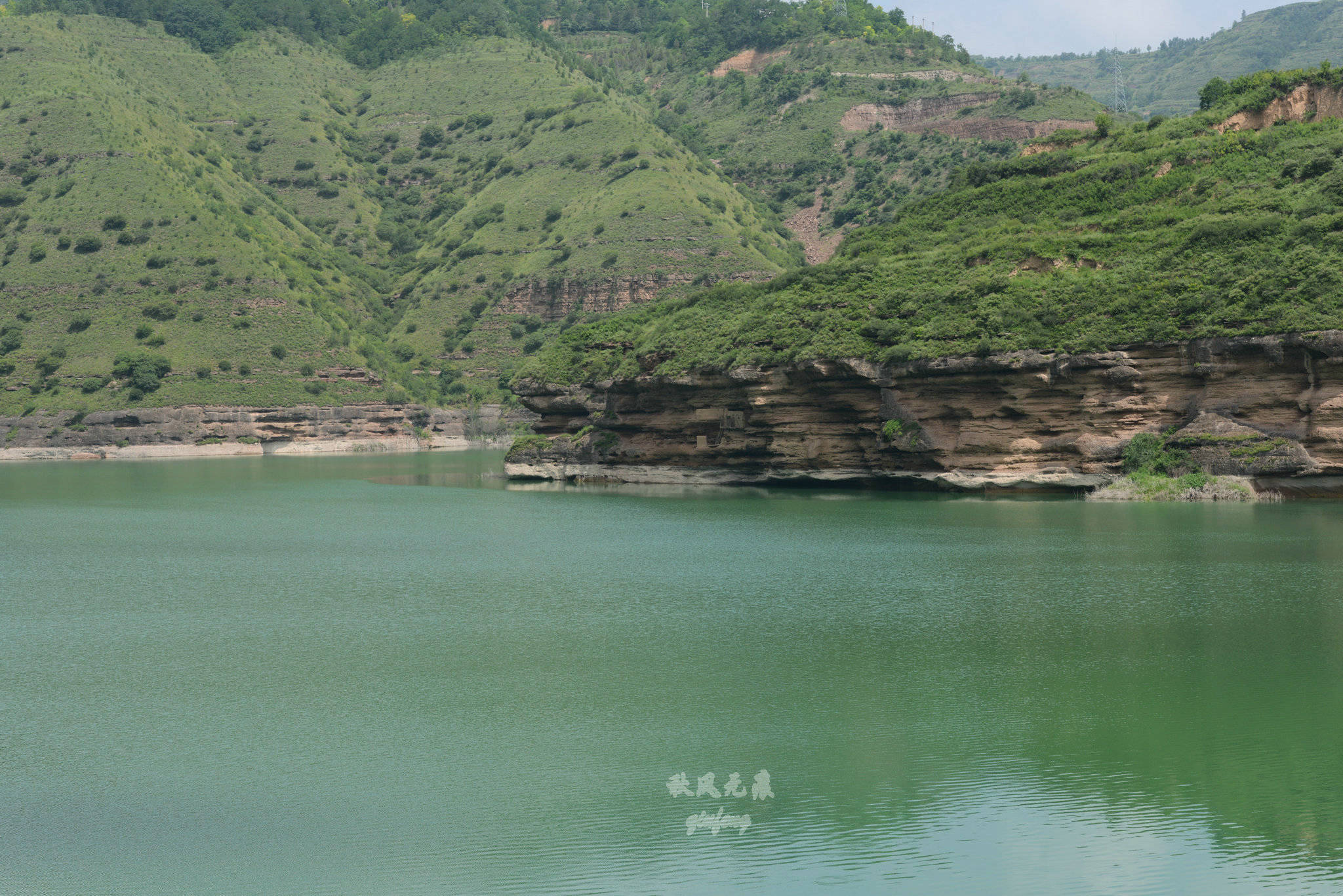 旬邑(|旬邑三水河两岸悬崖峭壁上,一个个精致崖居让人震撼