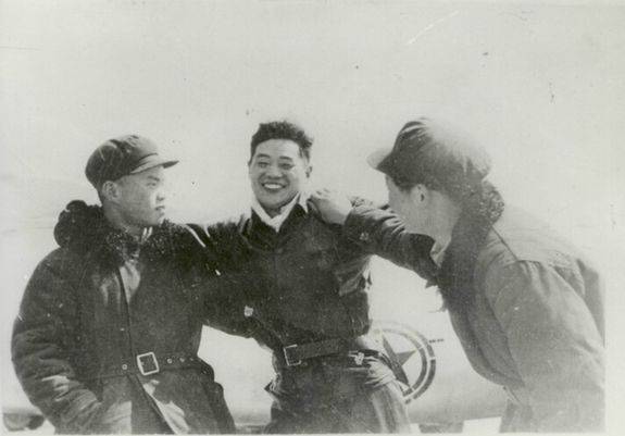 自愿军单刀击落美军王牌飞行员，48年后才获嘉奖