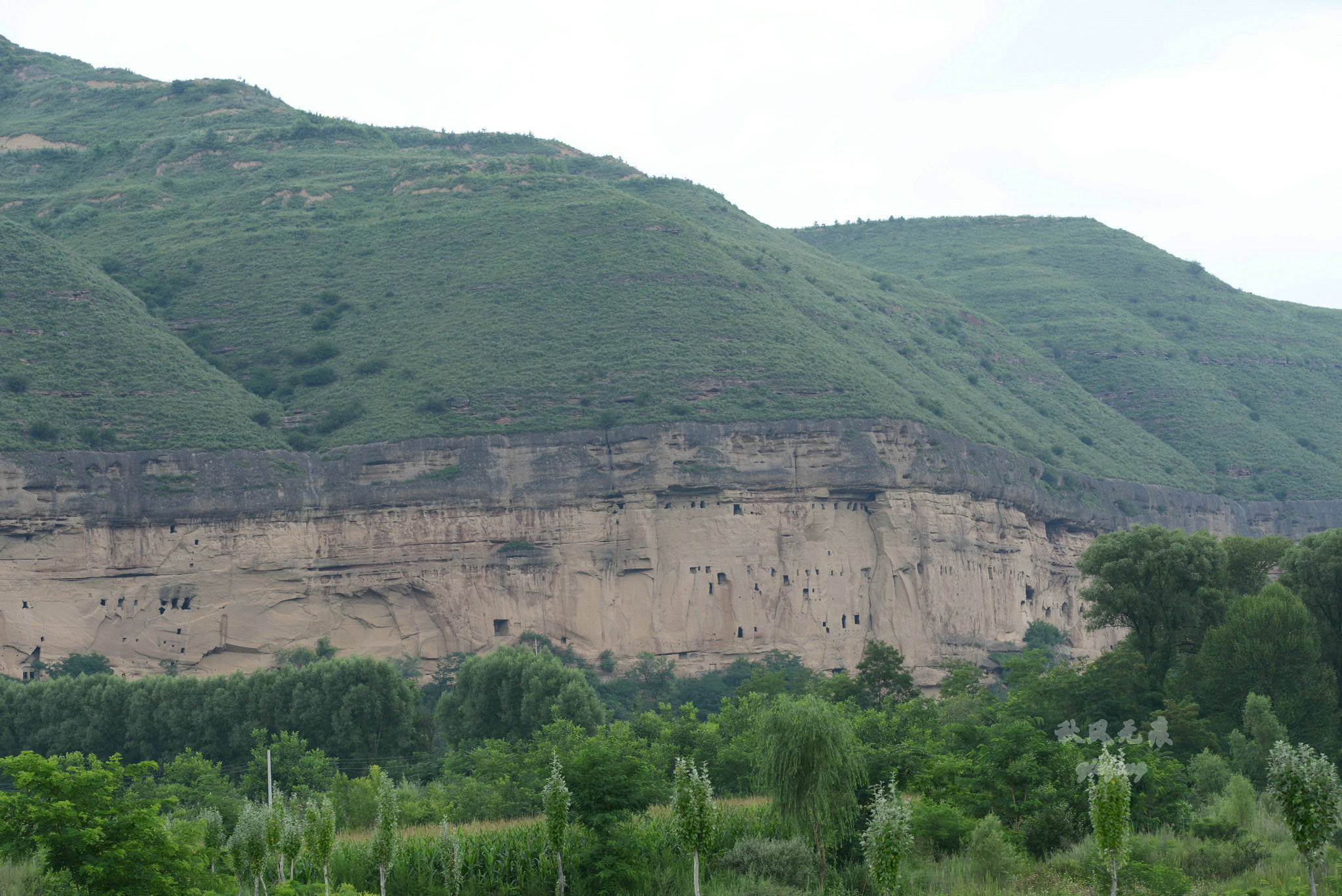 旬邑(|旬邑三水河两岸悬崖峭壁上，一个个精致崖居让人震撼