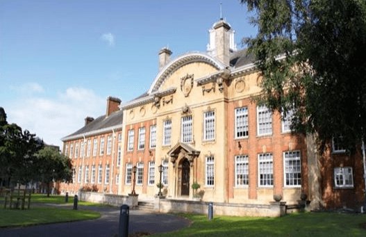 普高|英国留学 | 这些大学无需高考 普高三年毕业直录