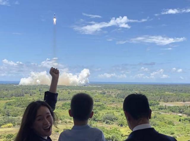 杜江霍思燕深夜聚会，夫妻俩背同款情侣包，价