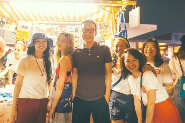 义卖|14岁李嫣和朋友摆摊义卖,穿着打扮引争议,承认她的优秀那么难吗