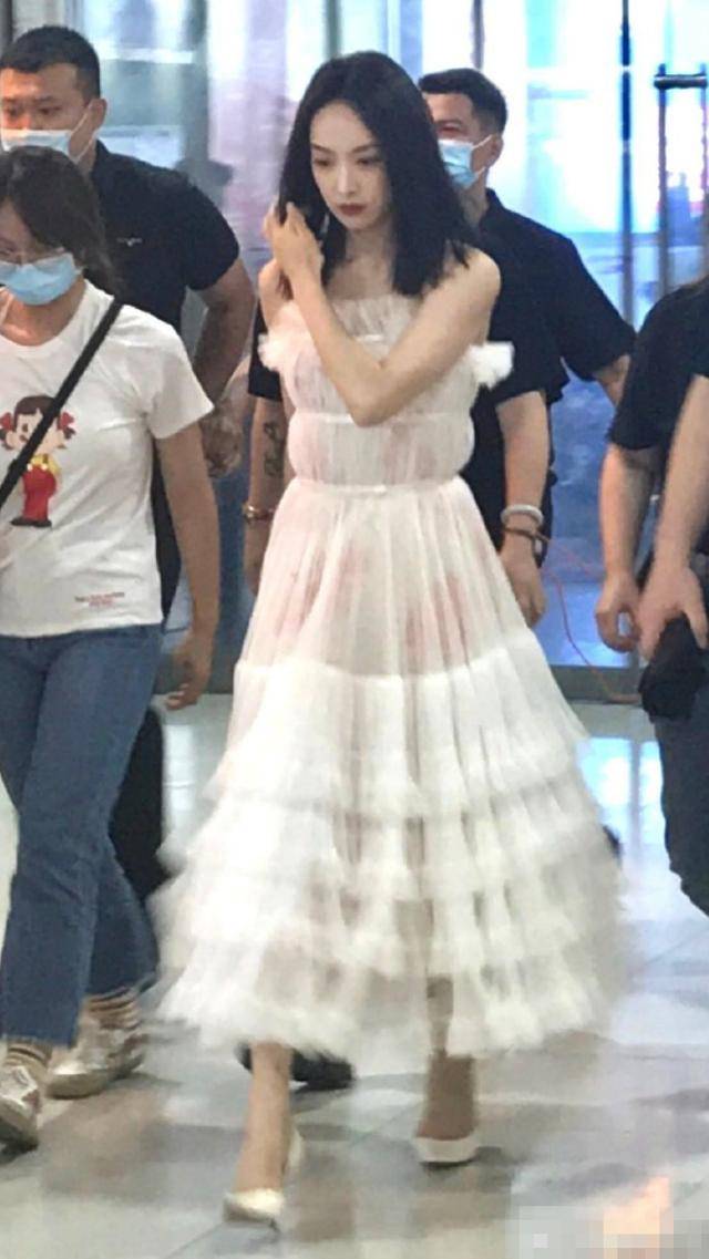 李冰冰|李冰冰状态太好，和赵丽颖撞风格又飒又美，看不出15岁年龄差