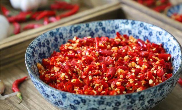 怎样晒干辣椒不容易坏 8e7acd2ac1634f6d9b03e6254bbac88d.jpeg