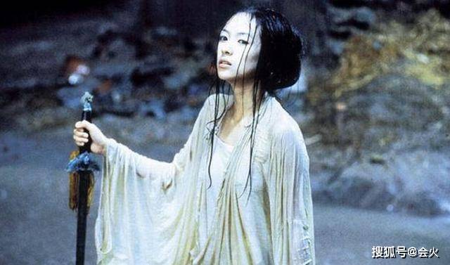 都比|章子怡戴5亿珠宝拍照，单颗钻石都比拇指粗，家中还有100平地下室