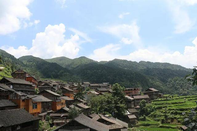 安侗寨的民居建筑让人非常震撼,全是木质的建筑物,依山就势,悬空吊脚