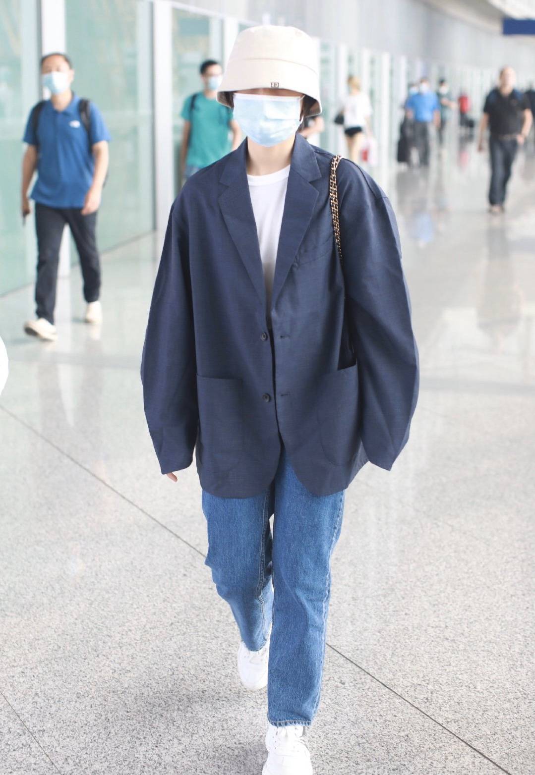 西装|张子枫身材太路人，高考后现身机场，夏季穿厚重西装牛仔裤更显矮