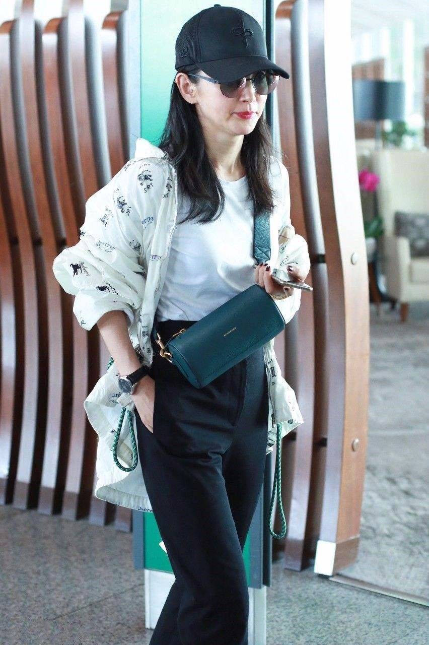 脖颈|李冰冰生图脖颈纹明显，脸上坑坑洼洼，打扮再年轻也得承认老了！