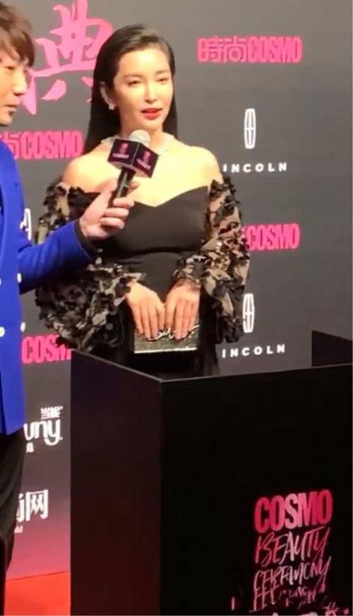 脖颈|李冰冰生图脖颈纹明显，脸上坑坑洼洼，打扮再年轻也得承认老了！