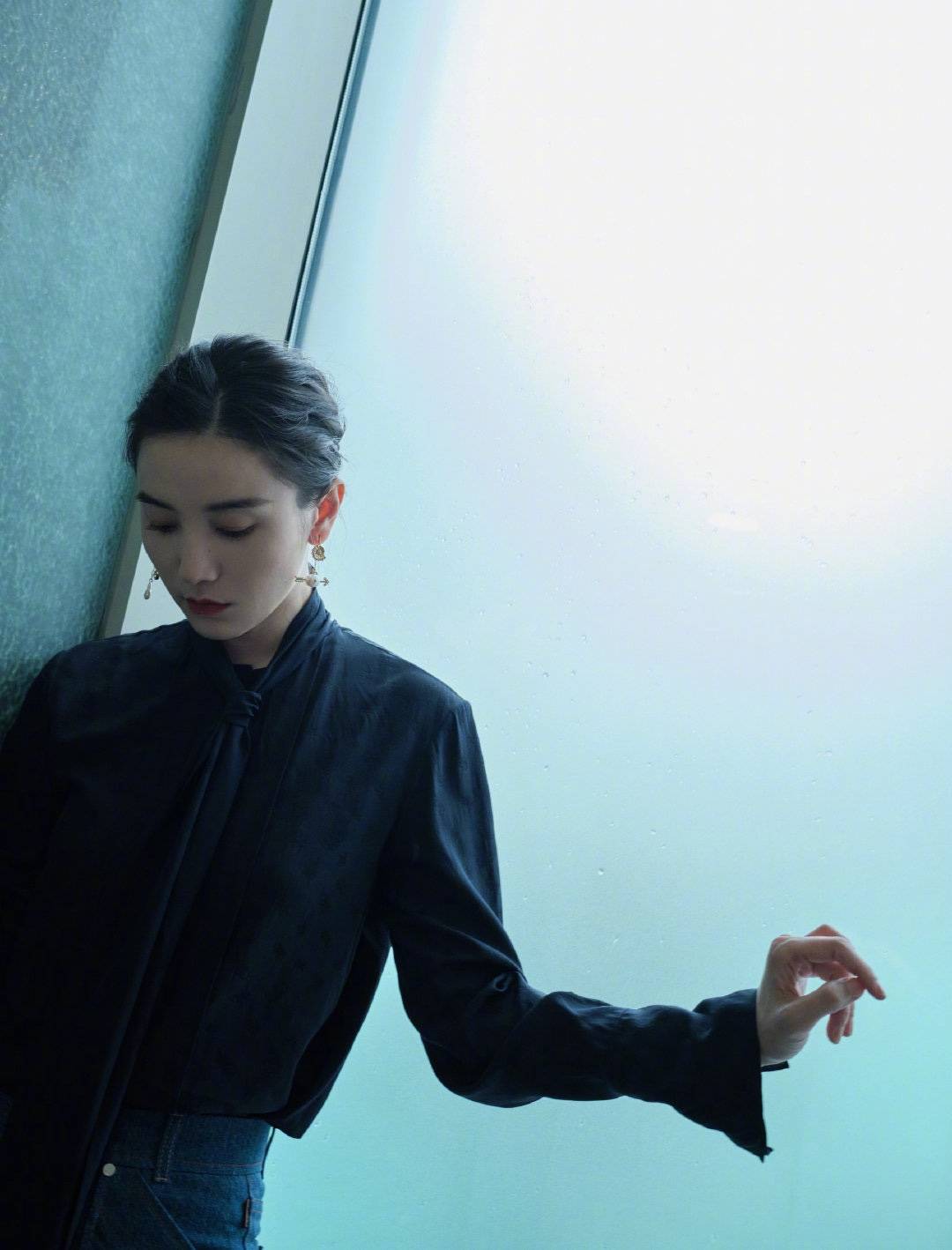 连换|小宋佳久违露面，参加活动连换三套服装大秀时髦度，真是衣服架子