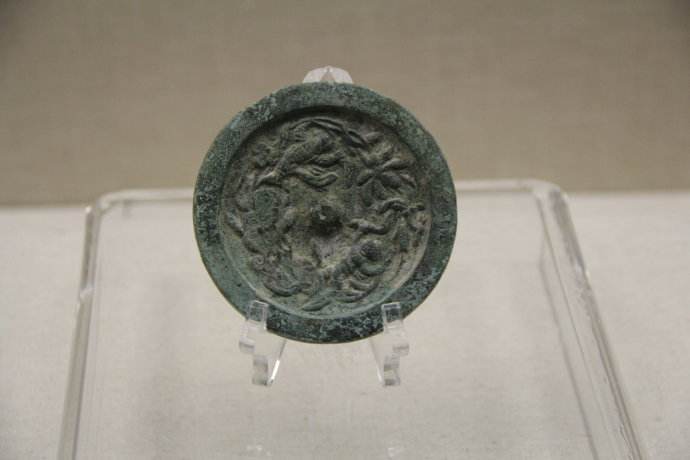 社会|不可照今人：为什么铜镜都以镜背示人？