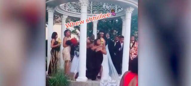 窝火!美国女子婚礼现场碰到砸场子的,对方自