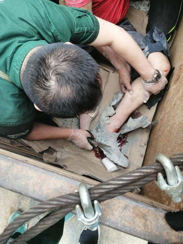 工人被砸双腿骨折急救医生剪靴施救