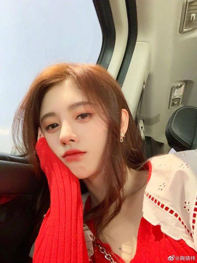 鞠婧祎采访否认是仙女，称不健身也有直角肩，