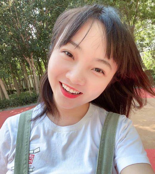 但是和08年那个站在奥运开幕式的9岁小女孩相比还是相去甚远